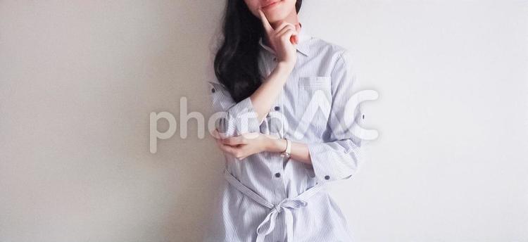 考え込む女性(横長) 悩む,考え込む,考えるの写真素材