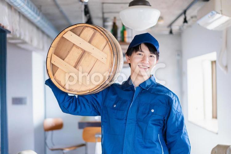 樽を運ぶ男性 樽,仕事,運搬の写真素材