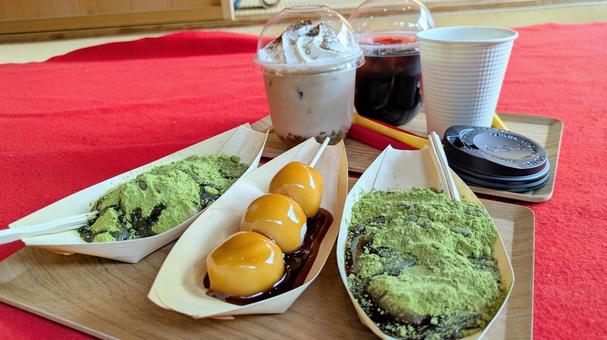 和のスイーツとドリンク わらび餅,わらびもち,みたらし団子の写真素材