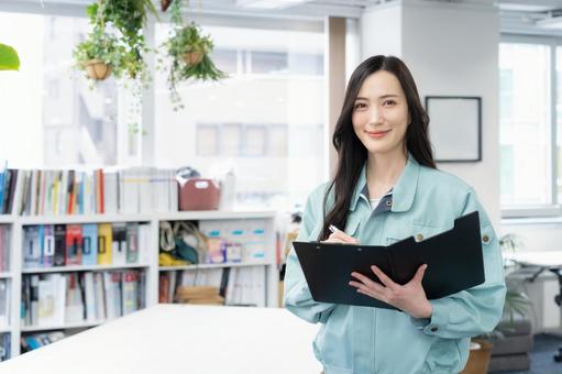 オフィスで仕事をする若い女性エンジニア エンジニア,設計士,ビジネスの写真素材