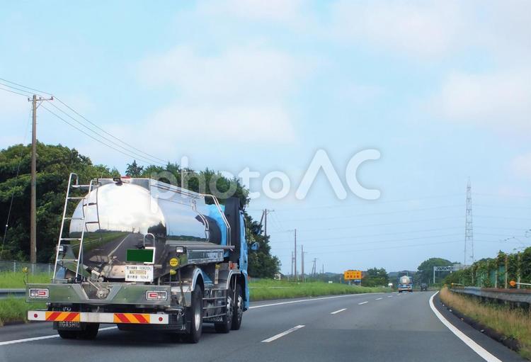 タンクローリー　夏の高速道路を走る タンクローリー,燃料,輸送の写真素材