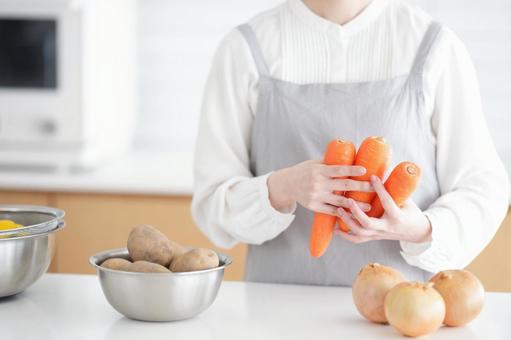3本のニンジンを持つ手 ニンジン,持つ,ジャガイモの写真素材