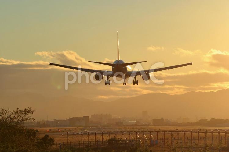 日暮れの着陸 日暮れ,飛行機,暁の写真素材