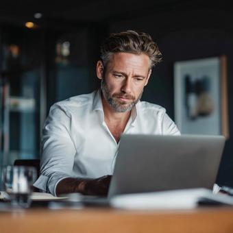 オフィスで考え事をしているビジネスマンの写真