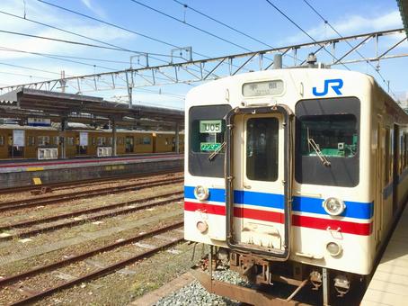 新山口駅に停車中の宇部線の電車 山口,山口県,新山口駅の写真素材