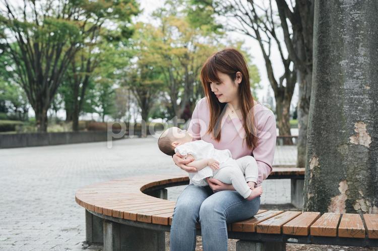 赤ちゃんをあやすママ 赤ちゃん,母親,子育ての写真素材