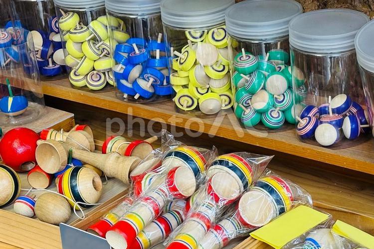 レトロなけん玉やコマのディスプレイ けん玉,コマ,こまの写真素材