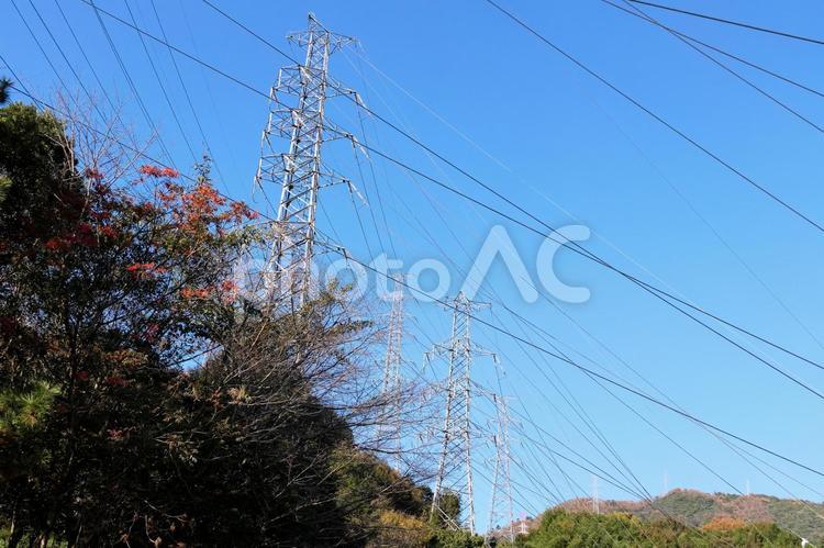 下から見上げた電力の鉄塔 パワー,電気,エネルギーの写真素材
