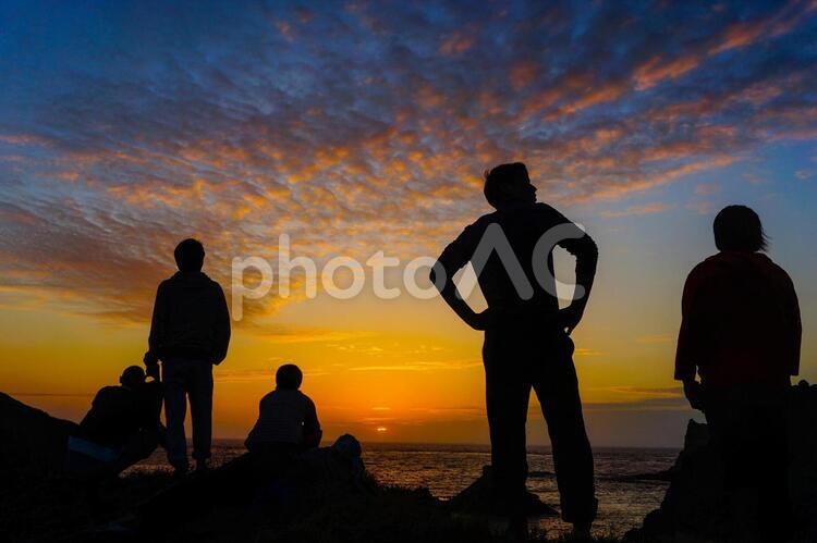 複数人の夕日とシルエット 夕焼け,シルエット,木の写真素材