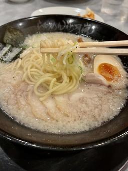 ラーメンを食べる ラーメンを食べる ラーメン,麺,食べるの写真素材