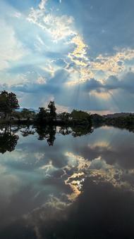 空と湖 空と湖 夏,縦位置,リフレクションの写真素材