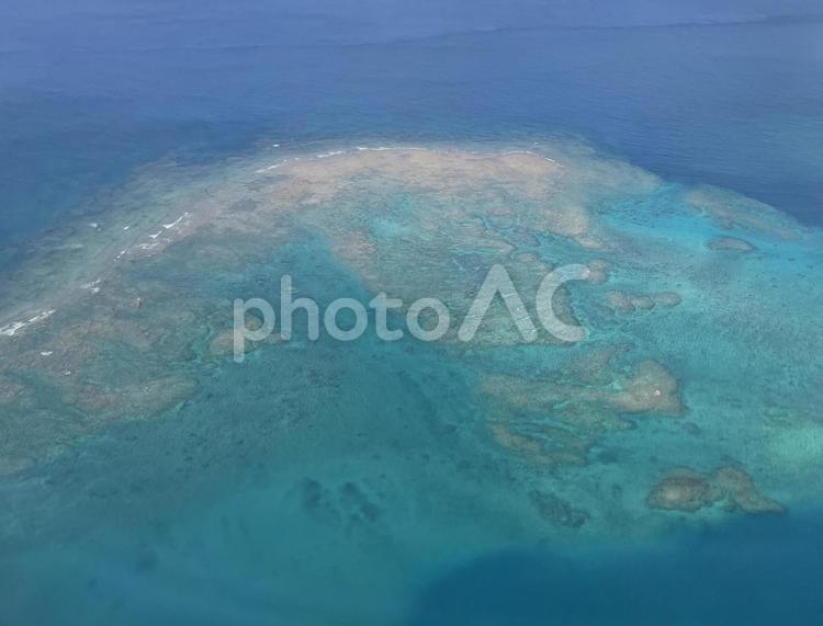 飛行機に乗った空から見る那覇・沖縄の海 那覇,沖縄,南国の写真素材