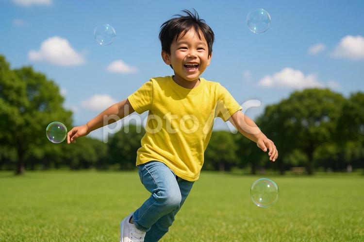 公園でシャボン玉を追いかけて遊ぶ男の子 子ども,シャボン玉,屋外の写真素材