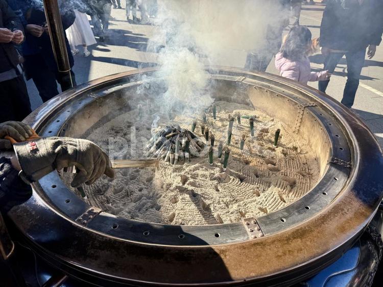 浅草寺の線香立て 浅草,浅草寺,灰の写真素材