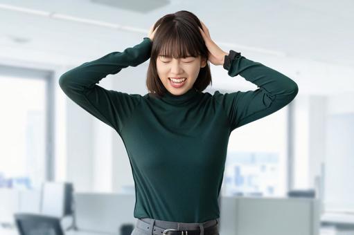 頭を抱えて困る若い女性・ビジネスウーマン 頭を抱えて困る若い女性・ビジネスウーマン 女性,困る,悩むの写真素材