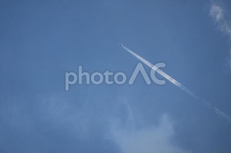 飛行機と飛行機雲と薄雲と青空のある空 飛行機,飛行機雲,薄雲の写真素材