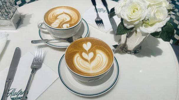カフェラテアートで乾杯 カフェラテアートで乾杯 ランチ,カフェ,カフェラテの写真素材