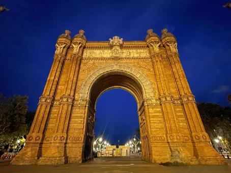 ライトアップされたバルセロナ凱旋門 バルセロナ,スペイン,カタルーニャの写真素材