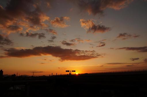 夕暮れ時の街並み 夕暮れ時の街並みの写真