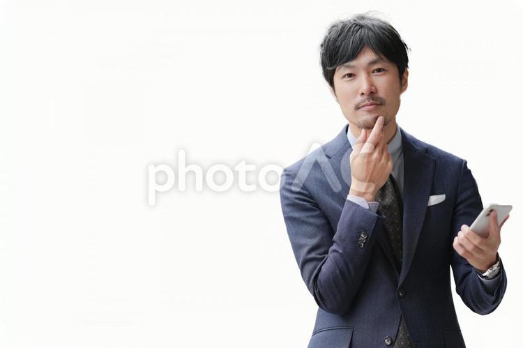 スマホとスーツの男性 人物,ビジネス,男性の写真素材