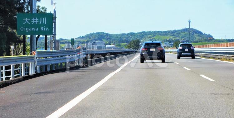 大井川の橋を通る 橋,交通案内板,東名高速道路の写真素材