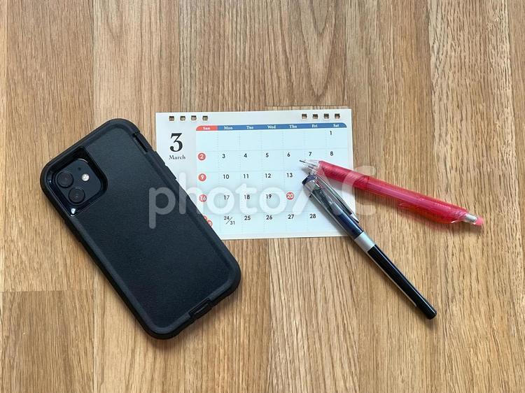 3月カレンダーと文房具、スマホ、机 3月,カレンダー,卓上カレンダーの写真素材