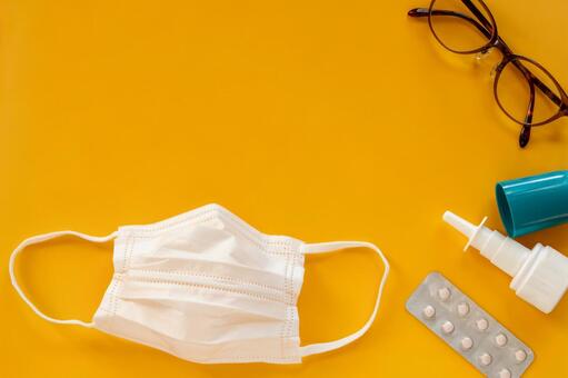 布のマスクと薬と点鼻薬と眼鏡 花粉症,花粉,マスクの写真素材