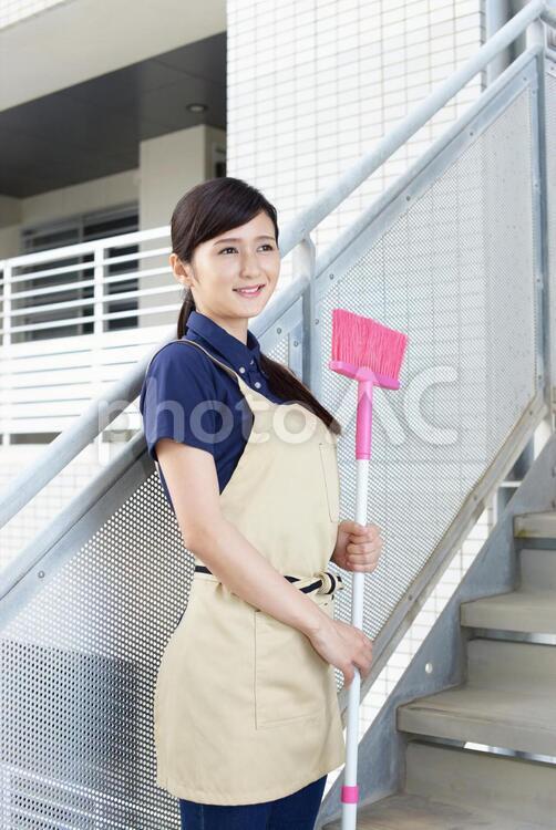 箒を持つ笑顔の女性 女性,女,主婦の写真素材