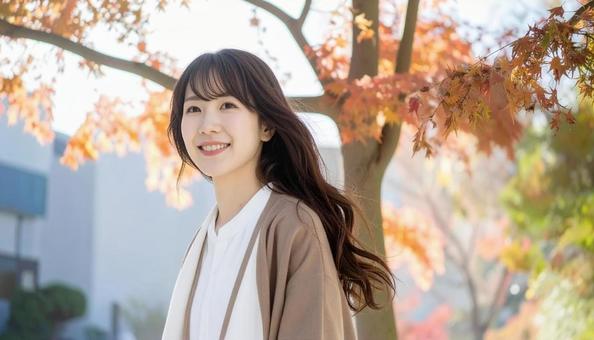 秋の風景と日本人女性の爽やかな笑顔 秋の風景と日本人女性の爽やかな笑顔の写真