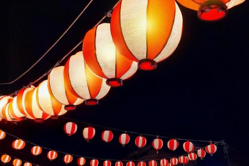 提灯が並ぶ祭りの夜 提灯が並ぶ祭りの夜の写真