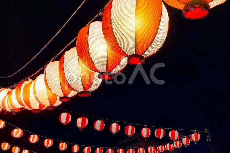 提灯が並ぶ祭りの夜 提灯,祭,灯籠の写真素材