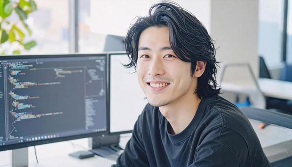 プログラミングをする男性エンジニア プログラミングをする男性エンジニアの写真