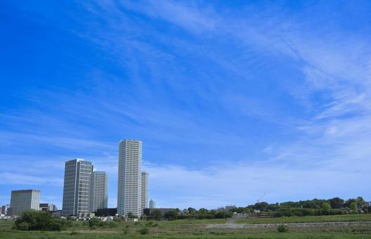 多摩川越しに見る高層マンションと青空 多摩川越しに見る高層マンションと青空 風景,青空,高層ビルの写真素材