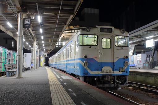 JR牟岐線、阿南駅に乗り入れるキハ47型 jr,jr四国,牟岐線の写真素材
