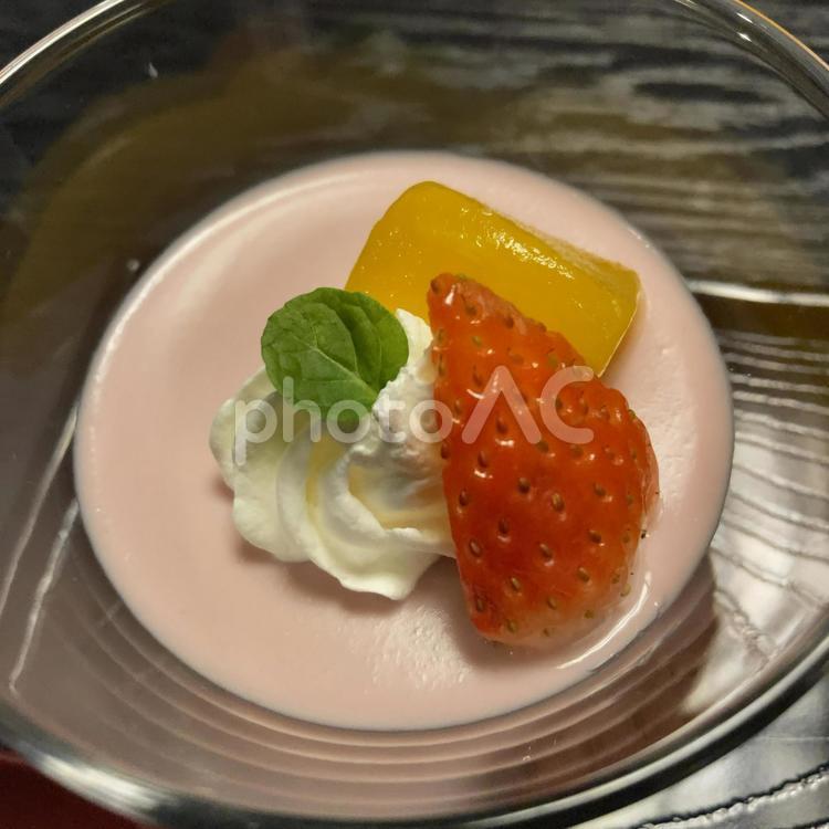 苺ムース〜果肉とクリーム、ミントを添えて 苺,デザート,スイーツの写真素材