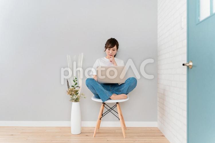 家でパソコンを使いながら困るアジア人女性 パソコン,困る,トラブルの写真素材
