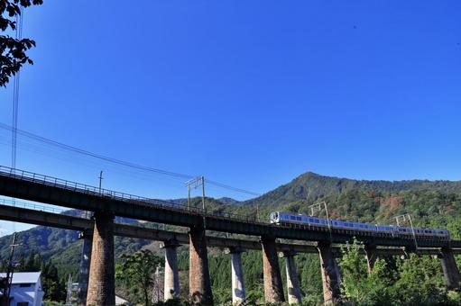 橋梁を走る電車と青空 橋梁を走る電車と青空 鉄道,電車,橋梁の写真素材