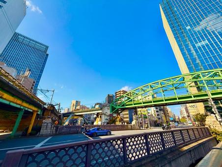 神田のストリートと陸橋とビル群 青空,空,ブルースカイの写真素材