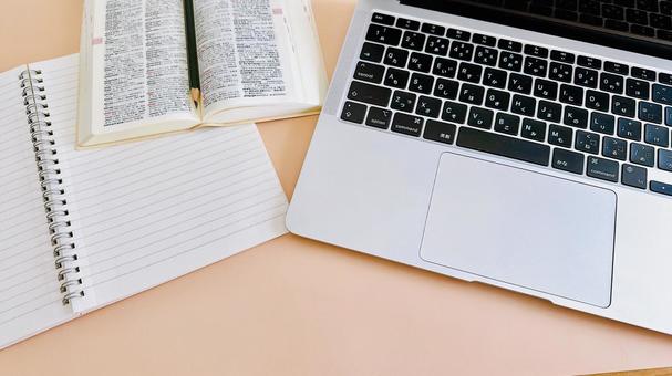 教育イメージ　試験勉強　オンライン授業 教育,勉強,学習の写真素材