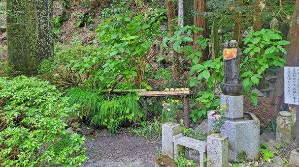 秩父34観音 34番 水潜寺 地蔵と湧水 秩父34観音 34番 水潜寺 地蔵と湧水 水潜寺,日沢山,地蔵尊の写真素材