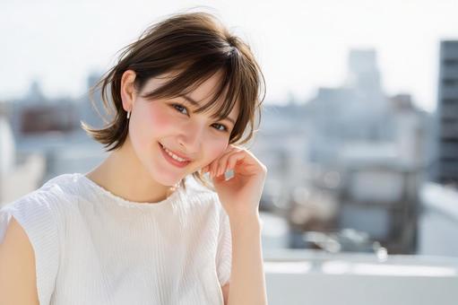 女性の顔アップ 背景白 女性の顔アップ 背景白の写真