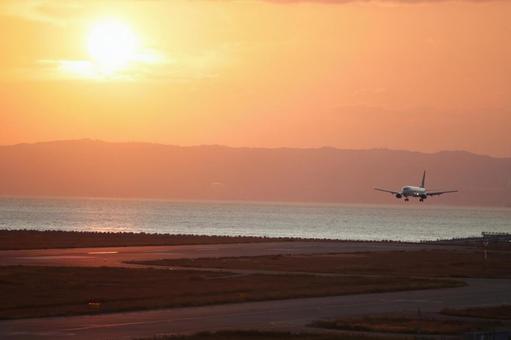 夕焼けの飛行機 夕焼けの飛行機,夕焼け,飛行機の写真素材