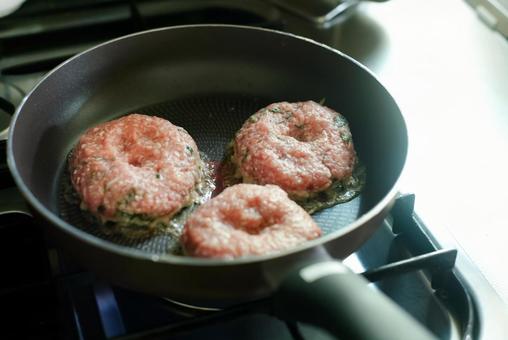 フライパンでハンバーグを焼く フライパンでハンバーグを焼くの写真