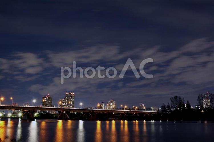 夜景　夜の町並みと河川 夜景,夜空,町並みの写真素材