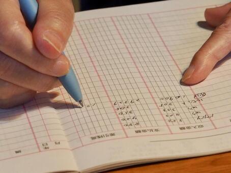 家計簿の記入 家計簿,家計,ノートの写真素材