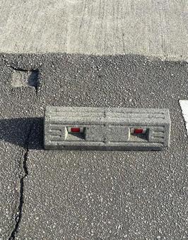 駐車場の車止めブロック 駐車場の車止めブロック 駐車場,車止め,輪止めの写真素材