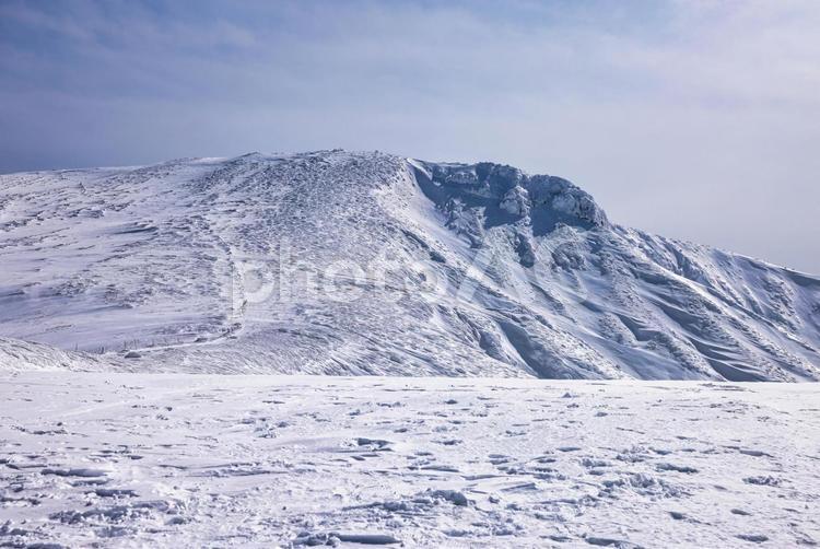 冠雪の蔵王山の熊野岳 冠雪,冬山,雪山の写真素材