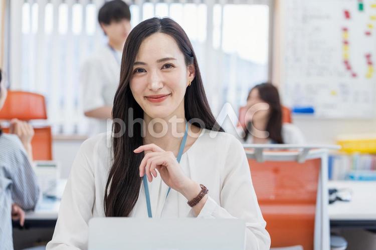 オフィスで仕事をする女性。 女性,若い女性,パソコンの写真素材