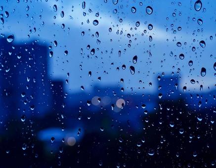 雨に濡れた窓ガラス 雨に濡れた窓ガラスの写真