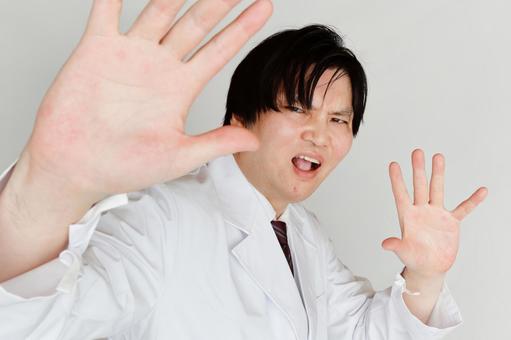 手で拒否する男性医師 手で拒否する男性医師 男性,医師,白衣の写真素材